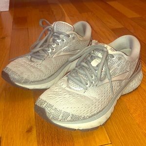 Women’s Brooks Ghost 11 size 8 running shoes